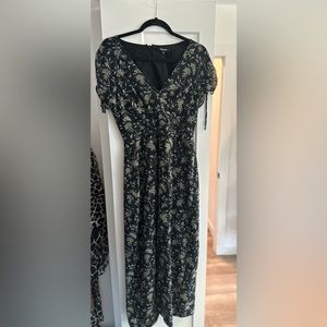 Wrap style madewell dress with zipper back and adjustable tie sleeves. Size 2